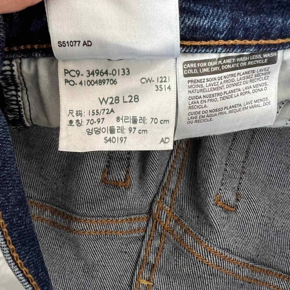 Levi's Wedgie Straight Crop Blue Jeans Distressed Raw Hem Button Fly EUC Size 28 - Picture 12 of 12